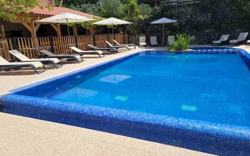 vue aérienne petit camping en bord de rivière Pyrénées Orientales